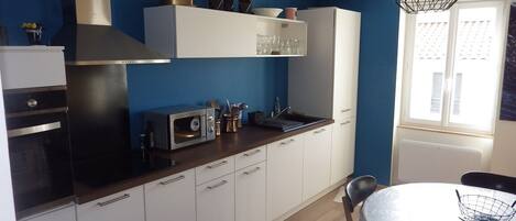 Kühlschrank, Mikrowelle, Ofen, Herdplatte