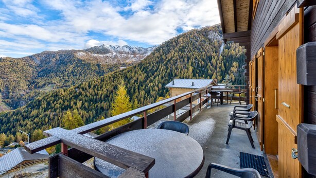 A wooden deck with outdoor seating, overlooking a mountainous landscape with a clear sky. - Chalet Claire de Soleil - La Tzoumaz, 4 Vallees (La Tzoumaz)