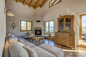 Fernseher, Kamin, DVD-Player