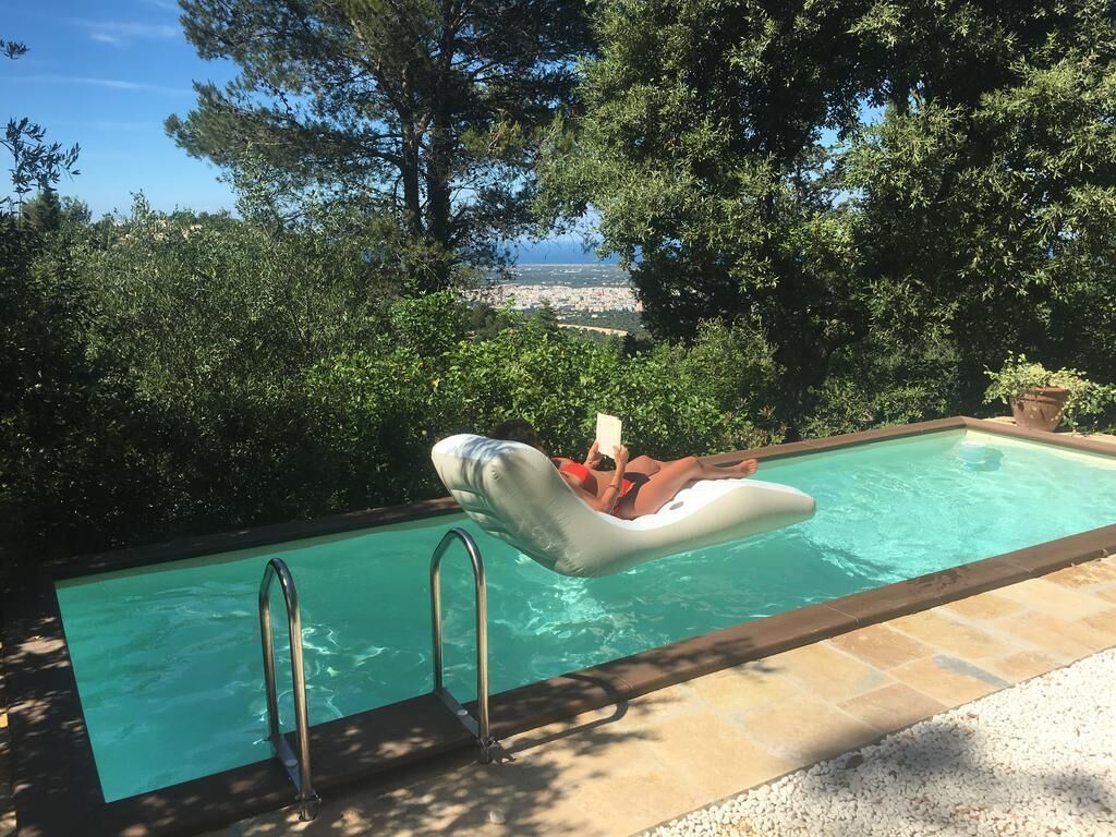 季节性开放的室外游泳池