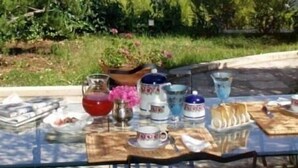 Une table dressée à l’extérieur, avec vue sur le paysage urbain.