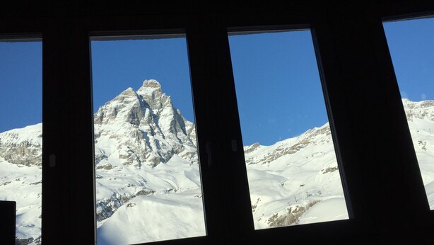 A snow-covered mountain peak through a window with a clear blue sky. - Room Apartment Luxury Duplex view Matterhorn skis - SAUNA - WIFI (Breuil-Cervinia)