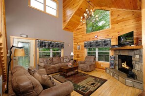 TV, fireplace - Pigeon Forge Hideaway (Pigeon Forge)