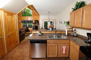 Fridge, microwave, oven, stovetop - Pigeon Forge Hideaway (Pigeon Forge)