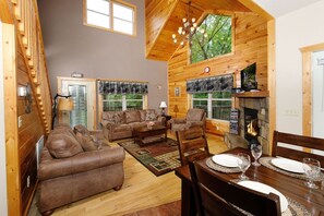 TV, fireplace - Pigeon Forge Hideaway (Pigeon Forge)