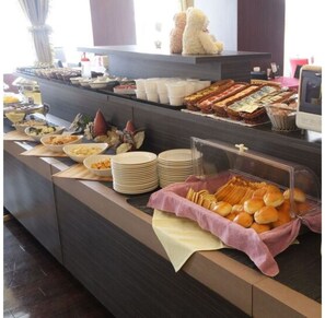 Guests can enjoy a variety of breads, pastries, salads, and cold dishes at this buffet.