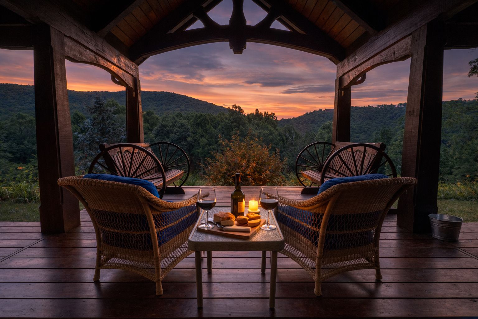 Un espace extérieur aménagé, abrité et doté de chaises en osier et d’une table pour deux, offrant une vue sur un paysage boisé.