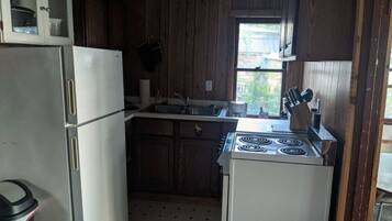 Fridge, oven, stovetop, coffee/tea maker