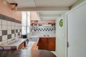 Réfrigérateur, micro-ondes, plaque de cuisson, cafetière/bouilloire