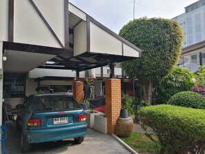 المنطقة المحيطة بالمنشأة