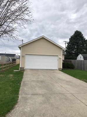 Property grounds - Quiet home close to wec (Wilmington)
