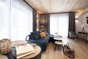 Exclusive Apartment (Granit) | Living area | 43-inch Smart TV with digital channels, TV - Willa Kozińcówka (Zakopane)