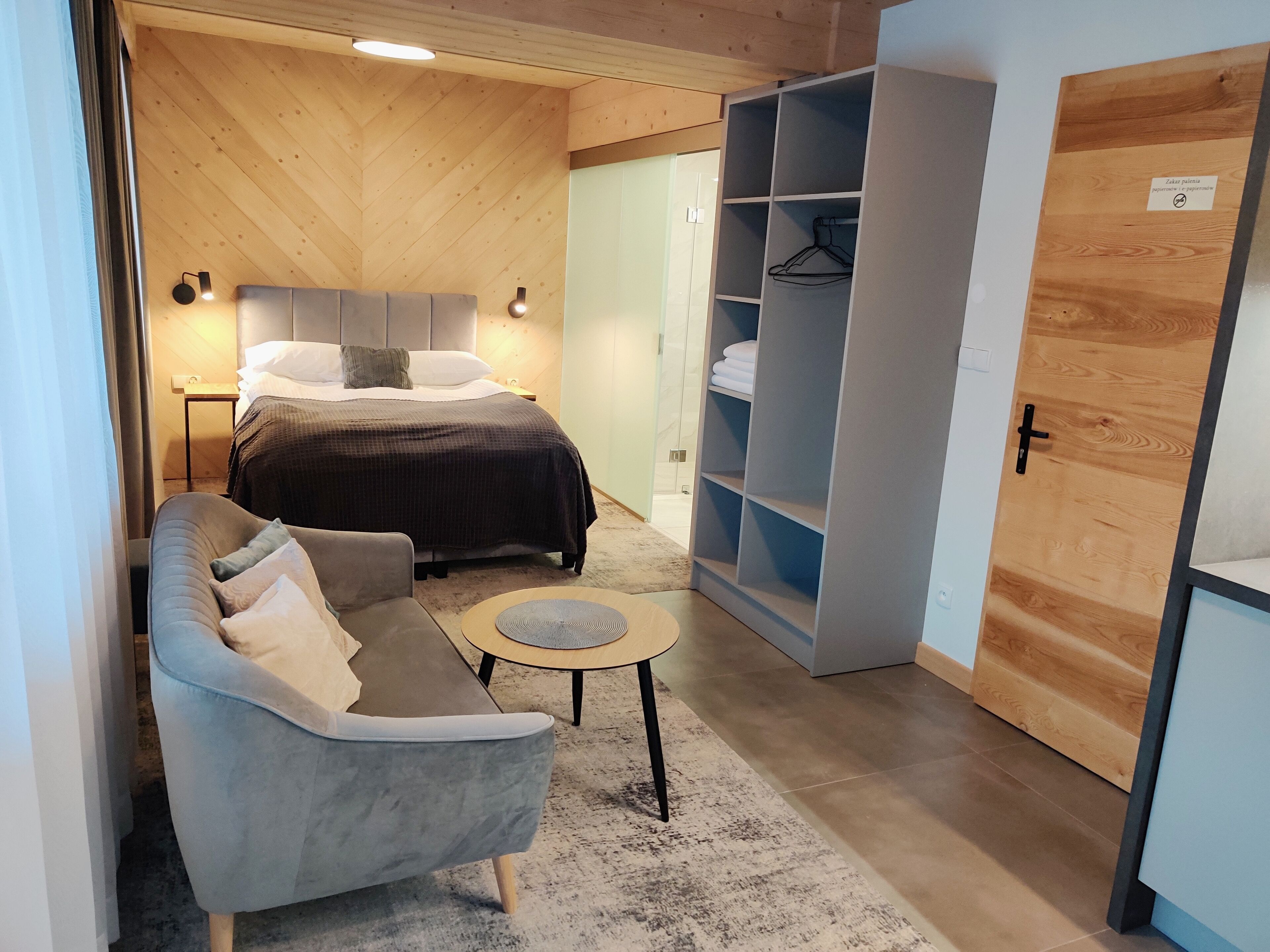 Design Studio Suite (Marmurek) | Living area | 43-inch Smart TV with digital channels, TV