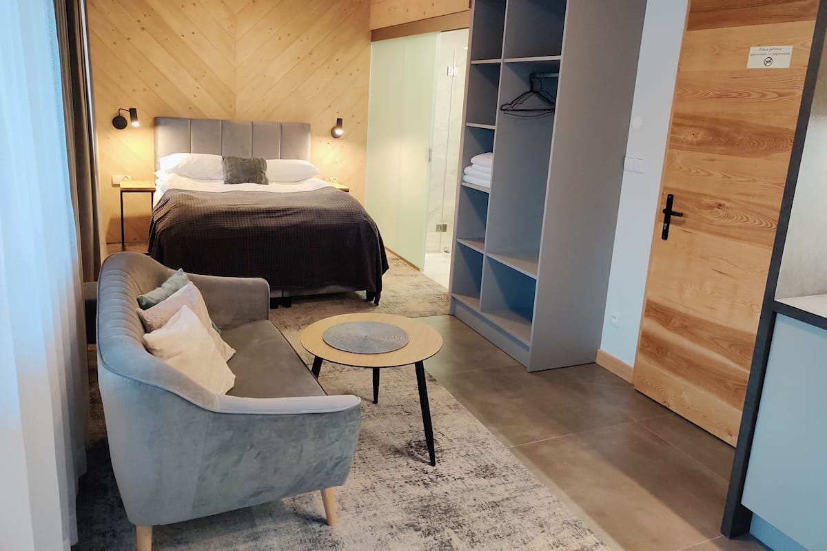 Studiosuite – design (Marmurek) | Oppholdsområde | En 43-tommers smart-TV med digitale kanaler samt TV