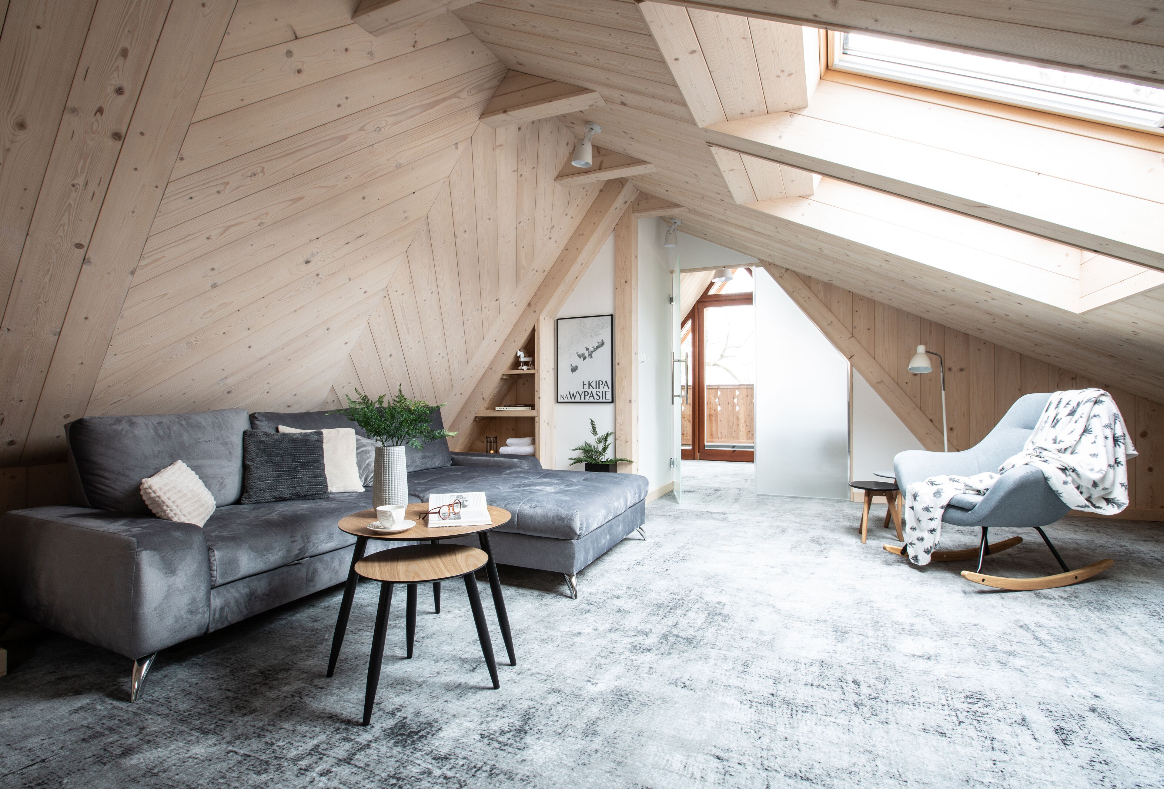 Design Apartment (Po Niebem) | Living area | 43-inch Smart TV with digital channels, TV