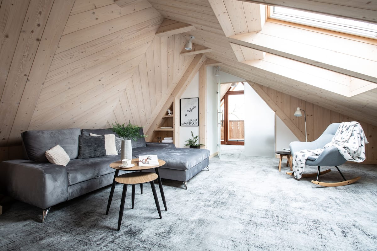 Leilighet – design (Po Niebem) | Oppholdsområde | En 43-tommers smart-TV med digitale kanaler samt TV