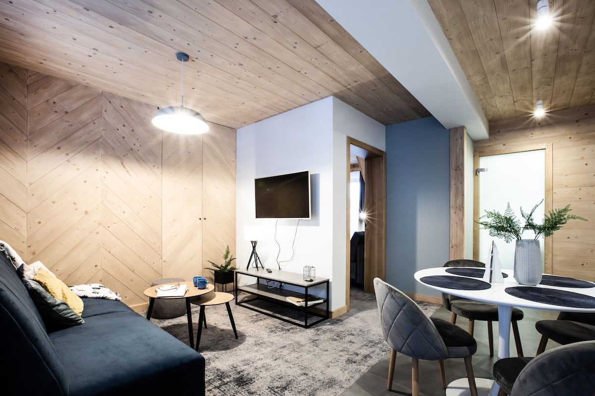 Leilighet – deluxe (Granaty) | Oppholdsområde | En 43-tommers smart-TV med digitale kanaler samt TV