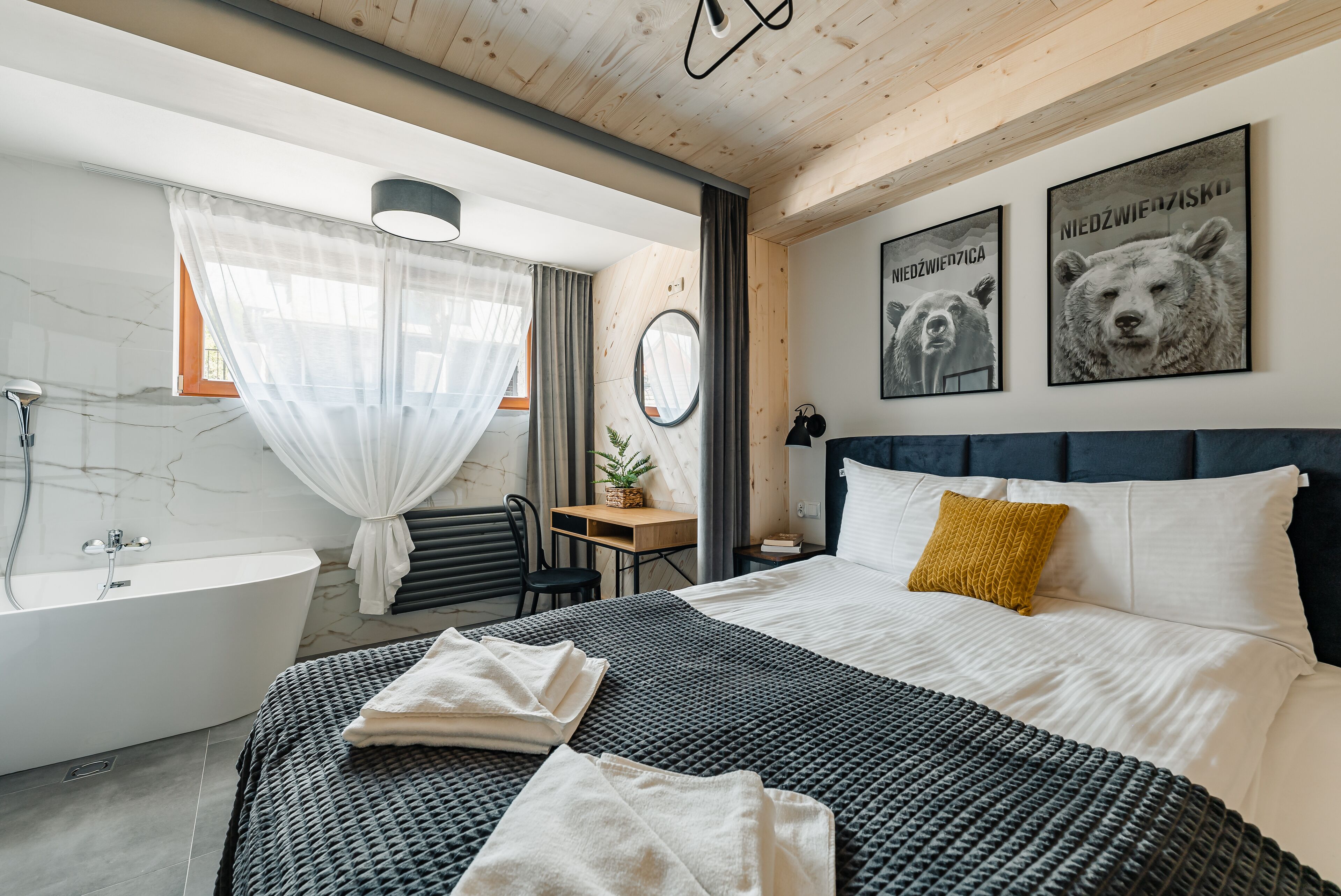 Deluxe Apartment (Gawra) | Premium bedding, individually decorated, individually furnished