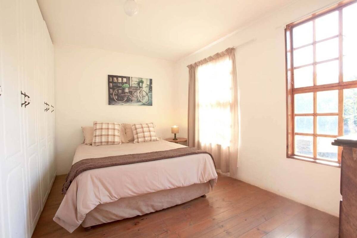Premium bedding, free cots/infant beds, bed sheets