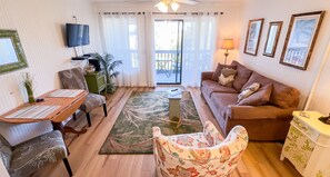 TV - Top floor. Waterfont complex. View of the bay. Comfy, cozy and ready for you! (Tybee Island)
