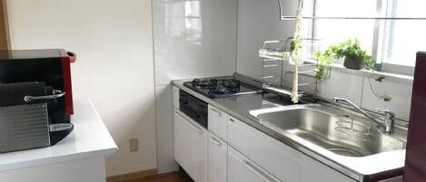 Fridge, microwave, stovetop, cookware/dishes/utensils