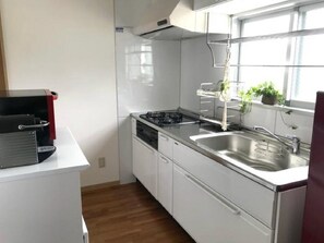 Kühlschrank, Mikrowelle, Herdplatte, Kochgeschirr/Geschirr/Besteck