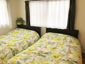3 bedrooms, desk, iron/ironing board, free WiFi