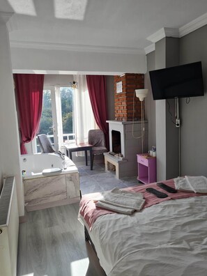 华丽客房, 按摩浴缸 (Fireplace/Şömine) | 高档床上用品、笔记本电脑工作��区、免费 WiFi、床单