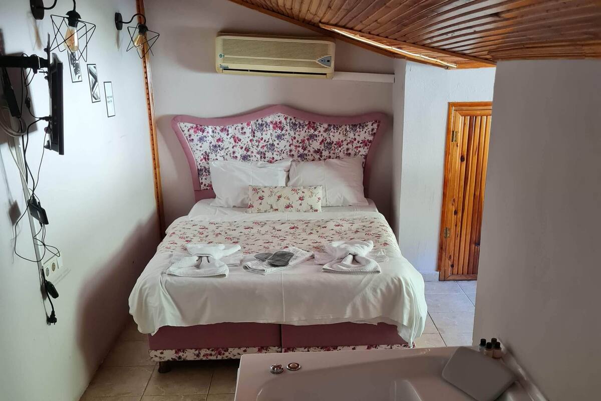 Elite Loft | Premium bedding, laptop workspace, WiFi (free), bed sheets