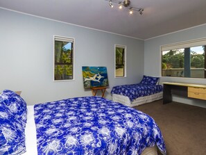 2 bedrooms, iron/ironing board, WiFi, bed sheets - Beachside Holiday - Castor Bay Holiday Apartment (Castor Bay)