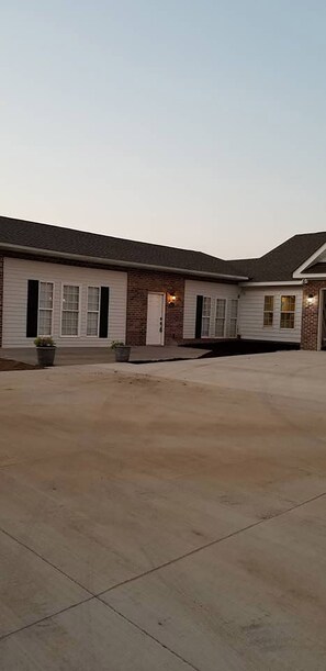 Exterior - 8043 New Construction in the HEART of Knoxville! (Knoxville)