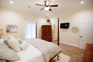 3 bedrooms, iron/ironing board, WiFi, bed sheets - 8043 New Construction in the HEART of Knoxville! (Knoxville)