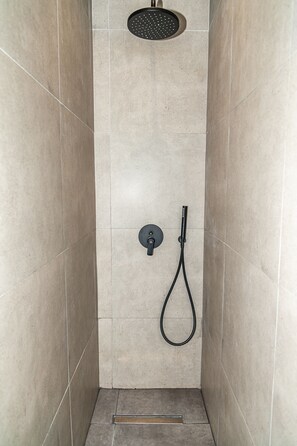 Suite Studio Familiale | Salle de bain | Peignoirs, chaussons, serviettes fournies