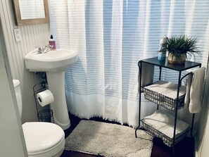 Duschwanne, Haartrockner, Handtücher, Seife