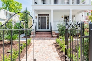 Exterior - Boutique Home & Resort Pool ‘The Palms’ (Charleston)