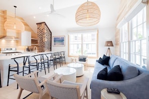 TV, fireplace, offices - Boutique Home & Resort Pool ‘The Palms’ (Charleston)