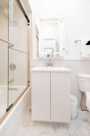 Dusj, hårføner og håndklær