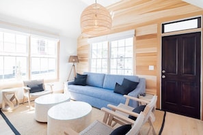 TV, fireplace, offices - Boutique Home & Resort Pool ‘The Palms’ (Charleston)