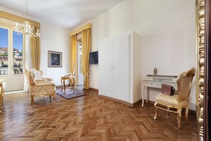 ميني بار ومكتب ومساحة عمل للكمبيوتر المحمول وتجهيزات عازلة للصوت