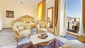 ميني بار ومكتب ومساحة عمل للكمبيوتر المحمول وتجهيزات عازلة للصوت