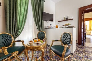 تلفزيون بشاشة مسطحة بحجم 55-بوصة يعرض قنوات تلفزيونية رقمية، تلفزيون