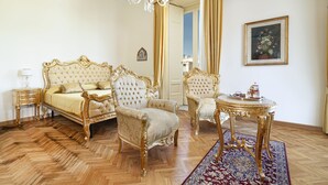ميني بار ومكتب ومساحة عمل للكمبيوتر المحمول وتجهيزات عازلة للصوت
