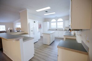 Fridge, microwave, oven, stovetop - *The Blessed Way* Ready for your large group! 15 minutes to UT/Downtown (Knoxville)