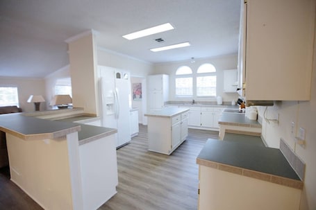 Fridge, microwave, oven, stovetop. *The Blessed Way* Ready for your large group! 15 minutes to UT/Downtown