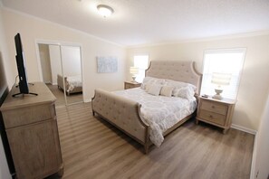 4 室のベッドルーム、アイロン / アイロン台、WiFi (無料)、ベッドシーツ