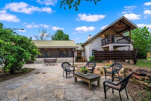 Terrace/patio - Heaven Can't Wait at King River Ranch... Furry Angels Welcome (Johnson City)