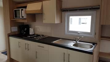 Een koelkast, een magnetron, een koffiezetapparaat/waterkoker