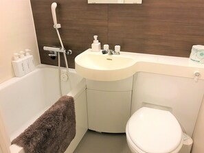 Een haardroger, handdoeken