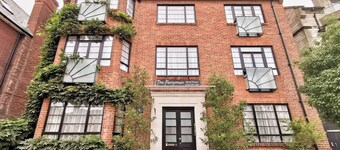 Compact, bright and well-equipped. Ideal for solo guests or couples looking for an easy coastal stay close to cafés and the beach.