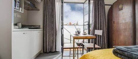 1 dormitorio, escritorio, tabla de planchar con plancha y cuna de viaje